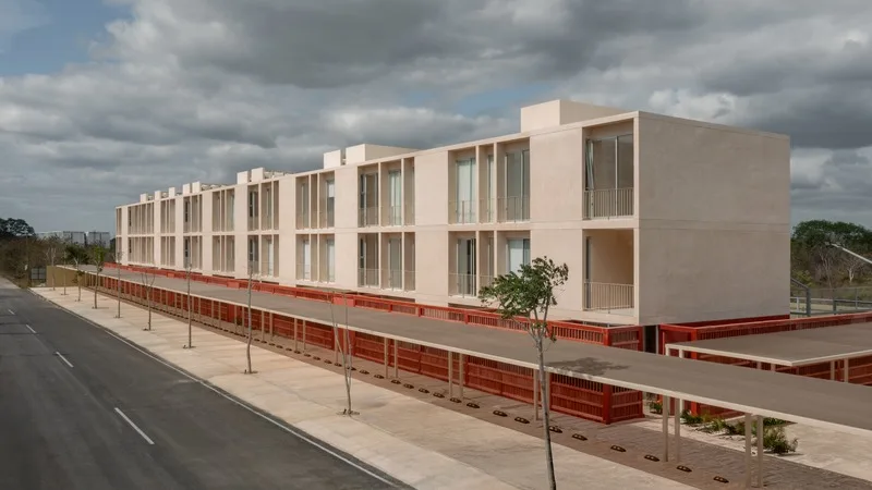 Fachada completa de Teana desde la calle